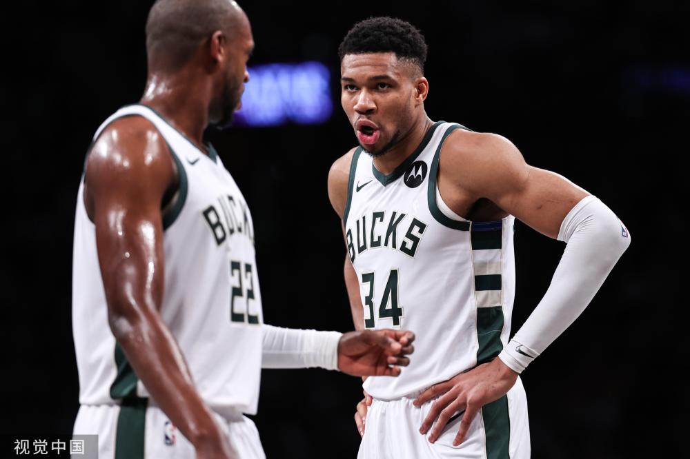 詹姆斯来了！湖人超巨搭乘包机凌晨抵达上海球迷深夜热情接机