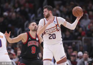 詹姆斯来了！湖人超巨搭乘包机凌晨抵达上海球迷深夜热情接机